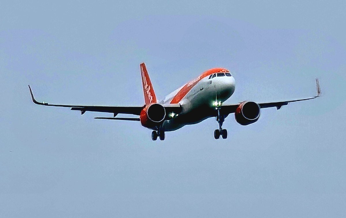 Plane so new flight radar getting confused. Landing at @Gatwick_Airport this evening @easyJet new plane OE-LSV, Airbus A320-251 [11835] of easyJet Europe Airline, stand 105M, BER-LGW-BER, EJU38NJ/EJU39CF, 18:27-19:29 @SdtvP @BigJetTVLIVE