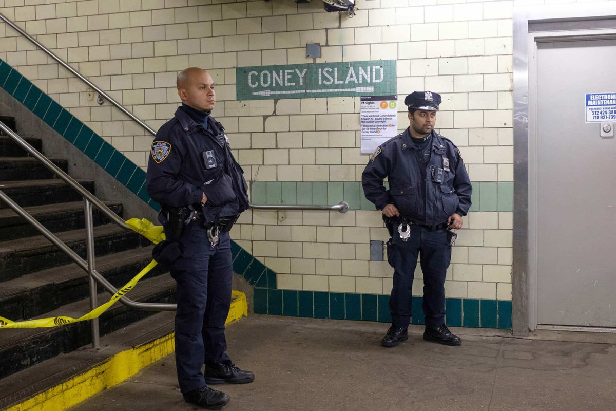 NYC subway crime down 6%, led by drops in robberies and assaults, NYPD says americanmilitarynews.com/2024/05/nyc-su…