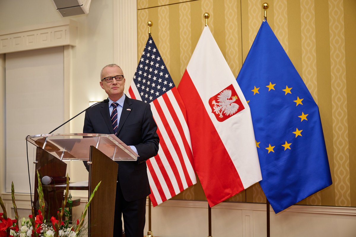 Yesterday, the Residence of 🇵🇱 Ambassador to 🇺🇸 hosted a reception in honor of Poland’s Constitution Day, marking the 233rd anniversary of the Constitution of May 3, 1791. We also celebrated Poland's 20th anniversary of EU accession and 25th anniversary of joining NATO. 🧶⬇️1/6