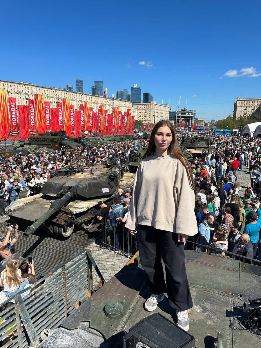 Russi a Mosca si fanno foto con alcuni mezzi occidentali catturati durante la loro criminale invasione. La guerra non è solo “di Putin”. Meritano di tornare ai momenti più bui degli anni Novanta.