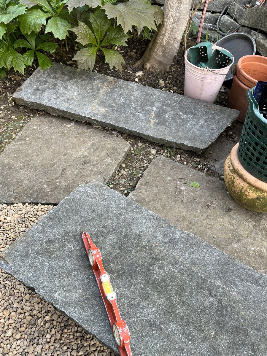 Immer, wen ich im Garten etwas mit solchen von Abbrüchen geräuberten Granitplatten mache, verneige ich mich vor den Menschen, welche die so virtuos zugeschlagen haben. Gastarbeiter aus Italien, behandelt wie der letzte Dreck, einfach zum schämen. Ich halte ihre Arbeit in Ehren.