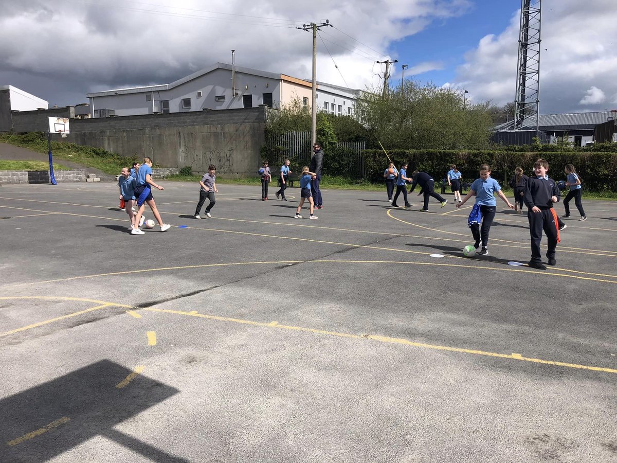 Great Day in @StSenansPS Kilrush as part of their Active School Week. 👍 Multi Court leads to Multi Sport 👍⚽️Futsal in the Yard 3rd to 6th Classes 👍🏀Basketball Sessions also with Jason Killeen @faischools @ActiveFlag @ClareCoCo @Claresports @BballIrl @FAIreland