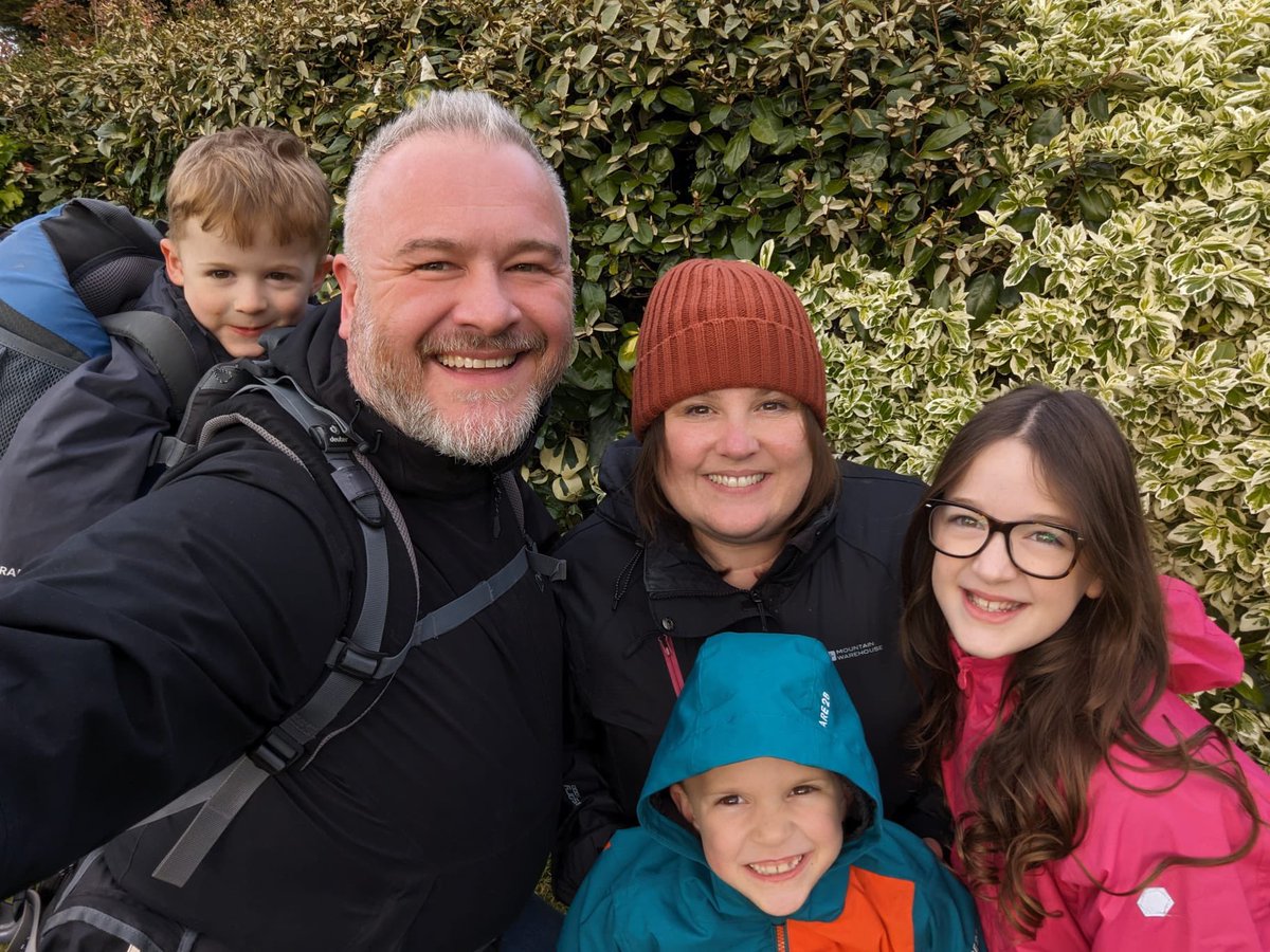 A lovely family snap ahead of their Snowdon climb on Sunday to help me raise money for a life-changing standing wheelchair! gofund.me/2e2ef354 Please share/donate if you can 😎🗻 #snowdonia #snowdon #climbsnowdon #wheelchair #standingwheelchair #cerebral_palsy #Disability