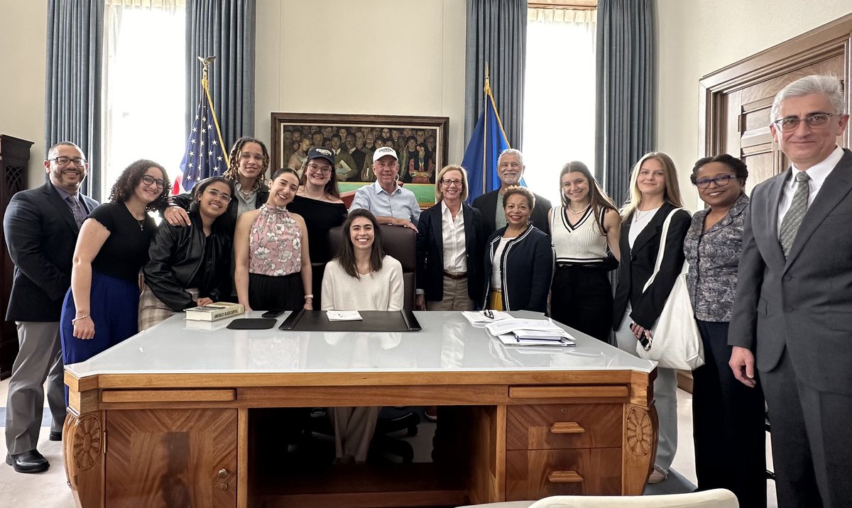 Welcome to the State Capitol, champs! Today we had the opportunity to congratulate the @TrinityCollege Women’s Squash team on winning the 2024 Howe Cup and becoming national champions. This group of Bants is creating a legacy that can’t be squashed! #DadJokes #RollBants🐓