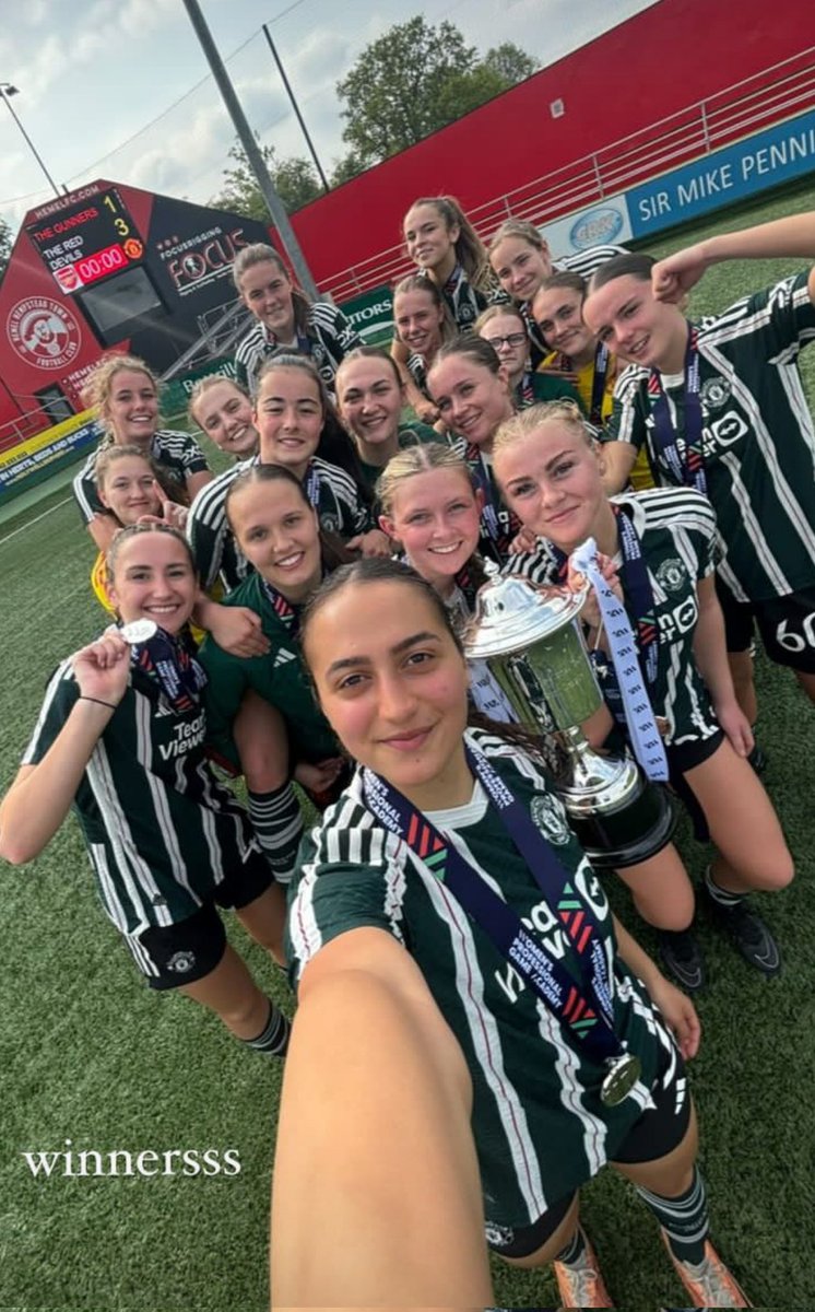 Champions selfie 🤳 

Incredible achievement for the Women U21s, winning the North league as well as the Nationals. Hats off to all the players and staff involved.

La Carrington can't stop cooking at the moment. That's now 4 trophies so far for Carrington. 😮‍💨

#MUFC #MUAcademy