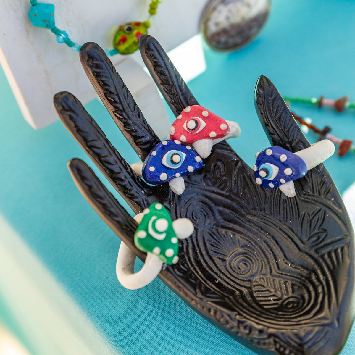 The #StPetePier Marketplace is filled with unique vendors and crafts, including jewelry shop Mindbend! Find stunning handcrafted jewelry, each piece unique with glass-blown beads. Every creation sparkles with individuality, ensuring it's as special as the person wearing it. 💍✨