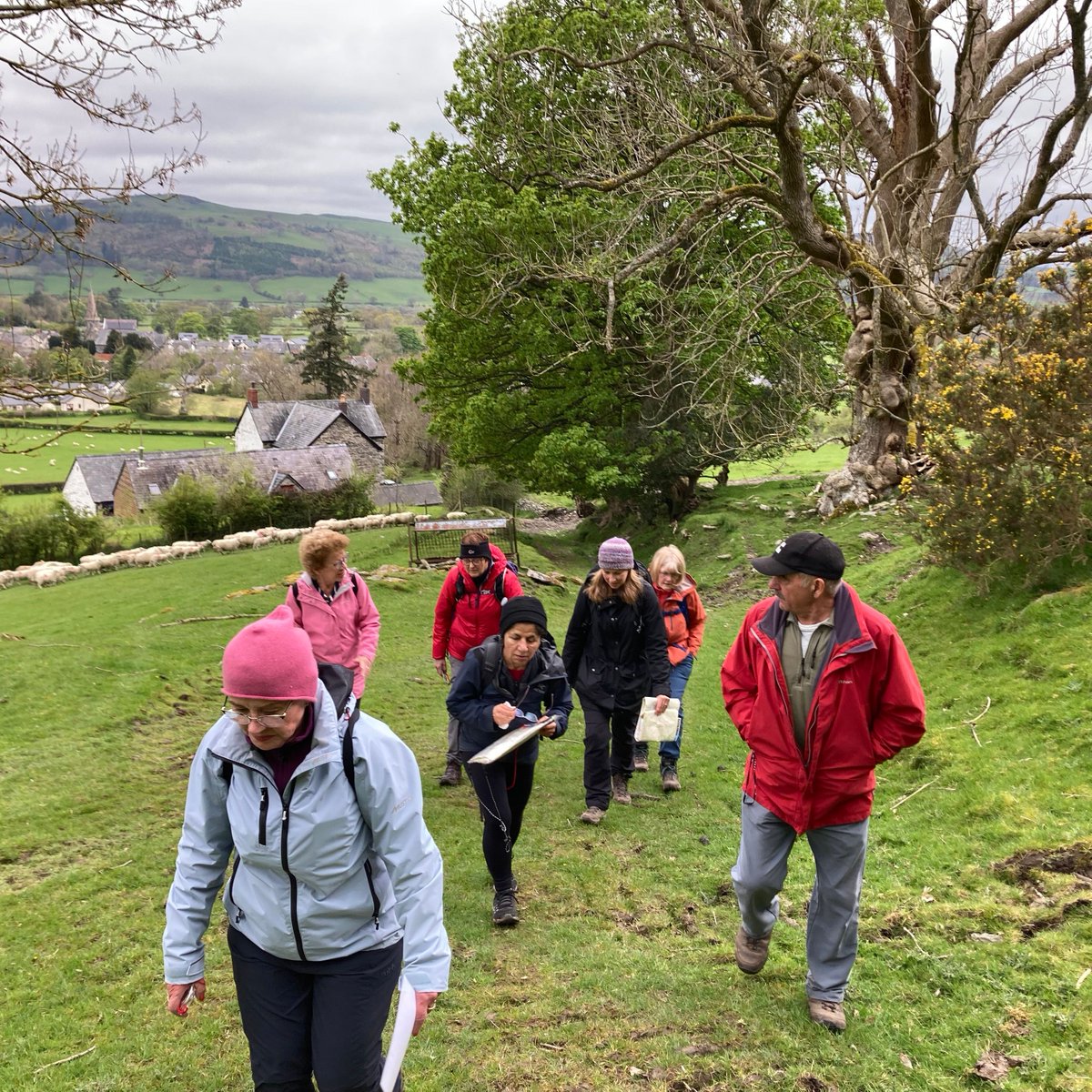 Great turnout for our Navigation Session today in Llandrillo🥾⛰️🧭 These sessions aim to encourage people to learn about and enjoy the walking opportunities on their doorstep. After all, our paths are gateways that connect communities! @DenbighshireCC