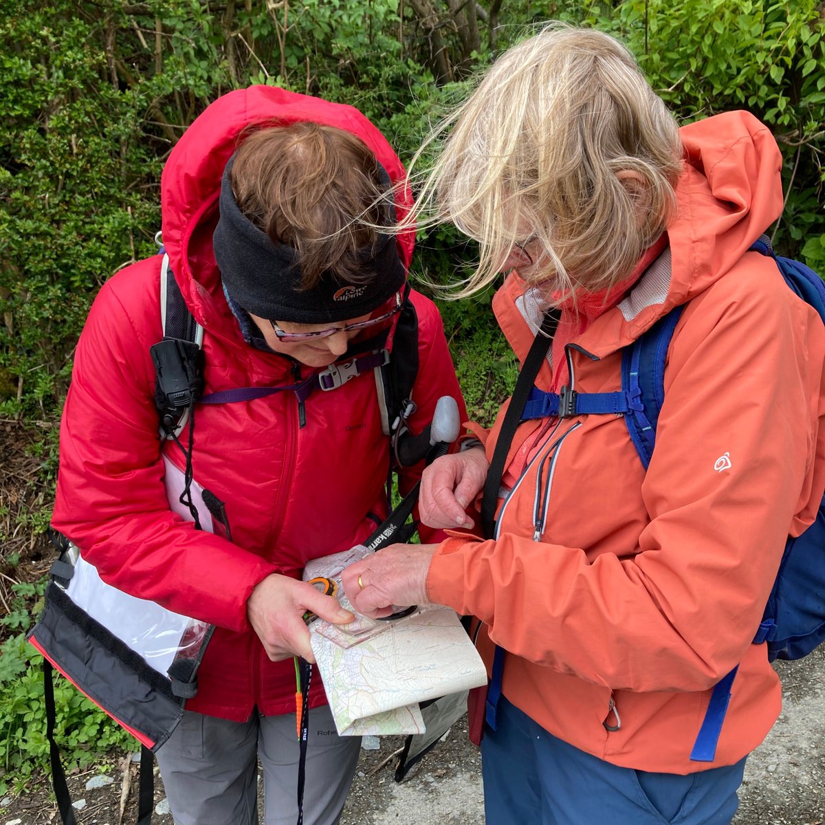 Tyrfa dda i’n Sesiwn Mordwyo heddiw yn Llandrillo🥾⛰️🧭 Nod y sesiynau hyn yw annog pobl i ddysgu am y cyfleoedd cerdded ar garreg eu drws a'u mwynhau. Wedi’r cyfan, pyrth sy’n cysylltu cymunedau yw ein llwybrau ni! Diolch yn fawr iawn i bawb a ymunodd â ni!