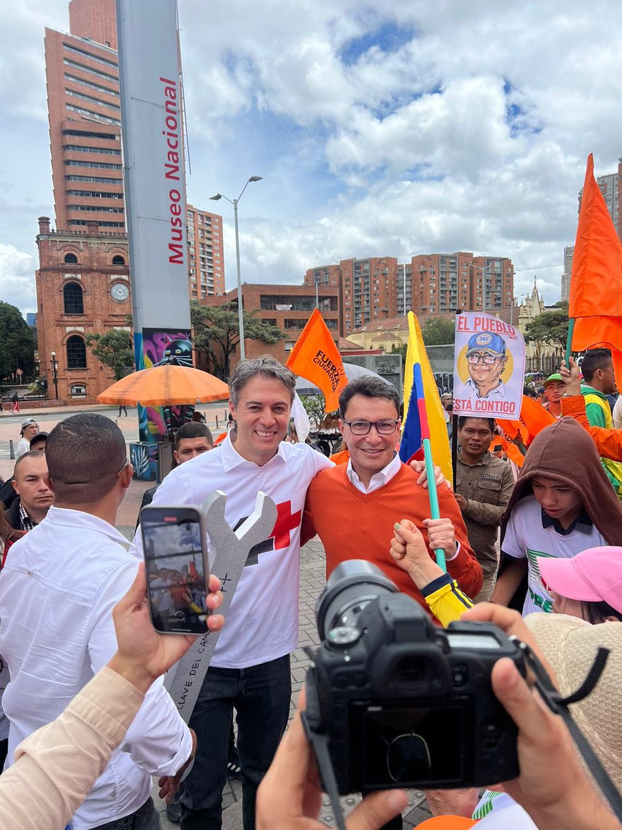 Hoy marché en Bogotá junto a @carlosecaicedo #SomosLaLlaveDelCambio