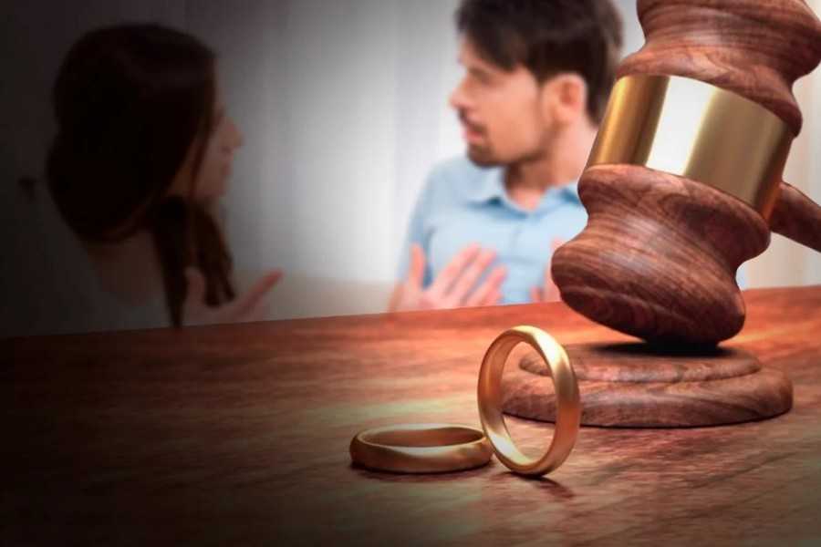 Yargıtay 2. Hukuk Dairesi, maddi istekleri bitmediği ve cebinden habersiz para aldığı gerekçesiyle eşine karşı boşanma davası açan kocayı haklı bularak, boşadı.
