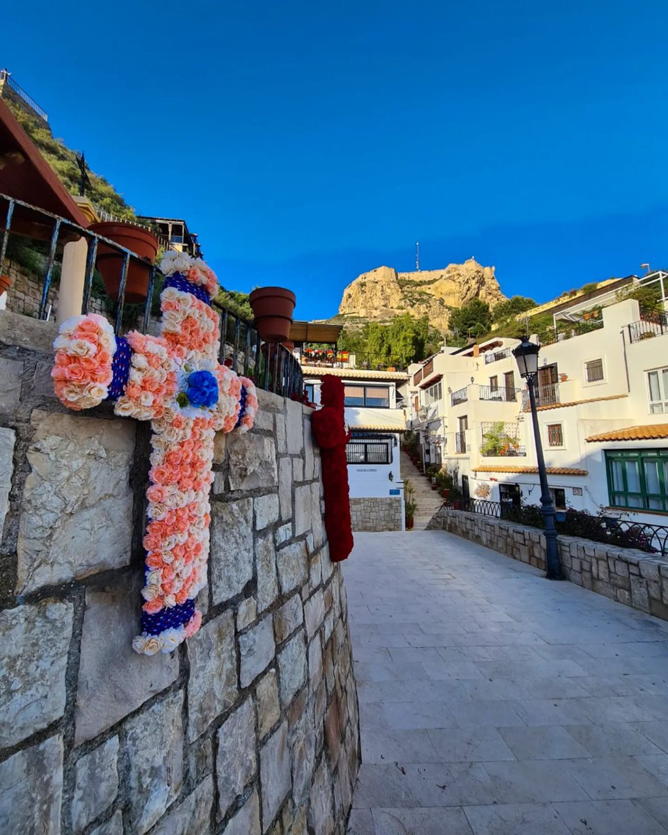 Do you know the old town of #Alicante? 🏰 In this corner, the May Crosses will take place from May 2nd to 5th, and the streets will be decorated with flowers and ornaments. Don't miss it! 🌺✨ #AlicanteCity #Alicante #AlicanteTourism @costablancaorg @alicanteayto