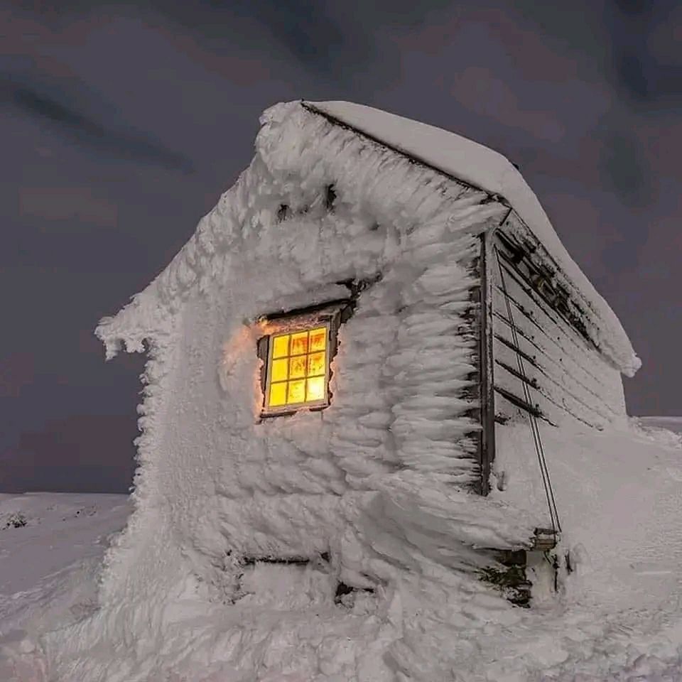 كوخ غلفه الجليد في وادي فوس النرويج 🇳🇴