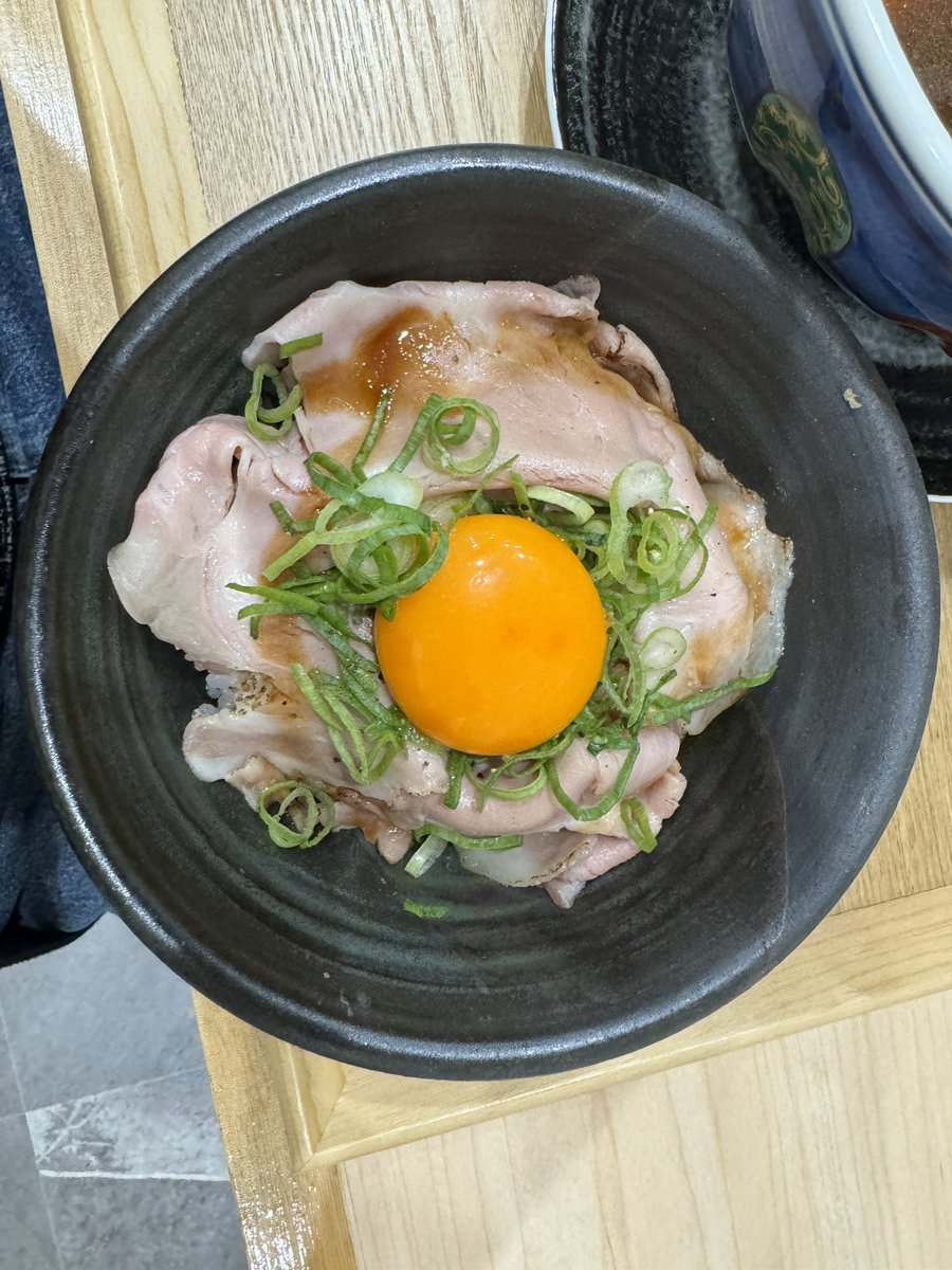 📍【中華そば　三ノル(大阪府大阪市住吉区)】
🍜熟成淡麗中華そば　¥880
🍚炙りレアチャーシュー丼　¥450
鰹と煮干しの魚介とふくよかな鶏の旨味に優しいあたりのかえしを合わせた和風テイストなスープに、
プリッとした食感の麺が徐々に馴染んでいく。
丼は甘味のるチャーシューに銀シャリが良く合う