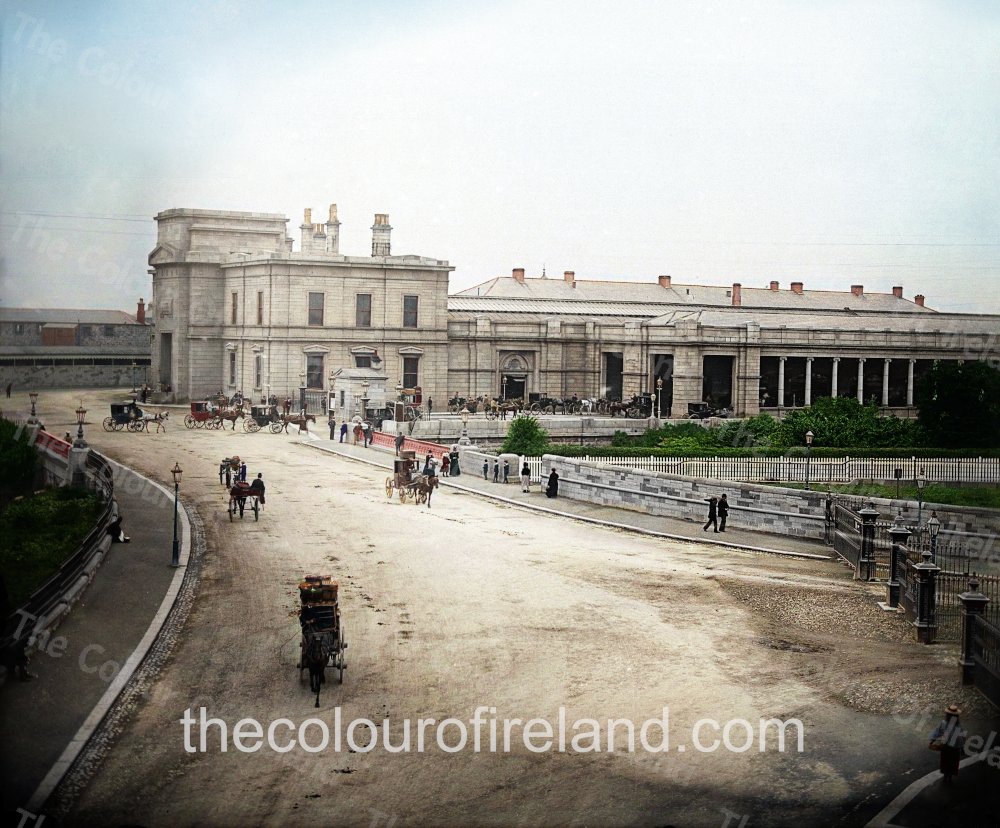 Bringing Ireland's Past to Life 🇮🇪🚂🐎🧳 My restored and coloured photograph, taken by Robert French in the 1890s, shows horse-drawn cabs waiting outside Broadstone Train Station. The station, located at the peak of Constitution Hill opposite King's Inns, was once the passenger…