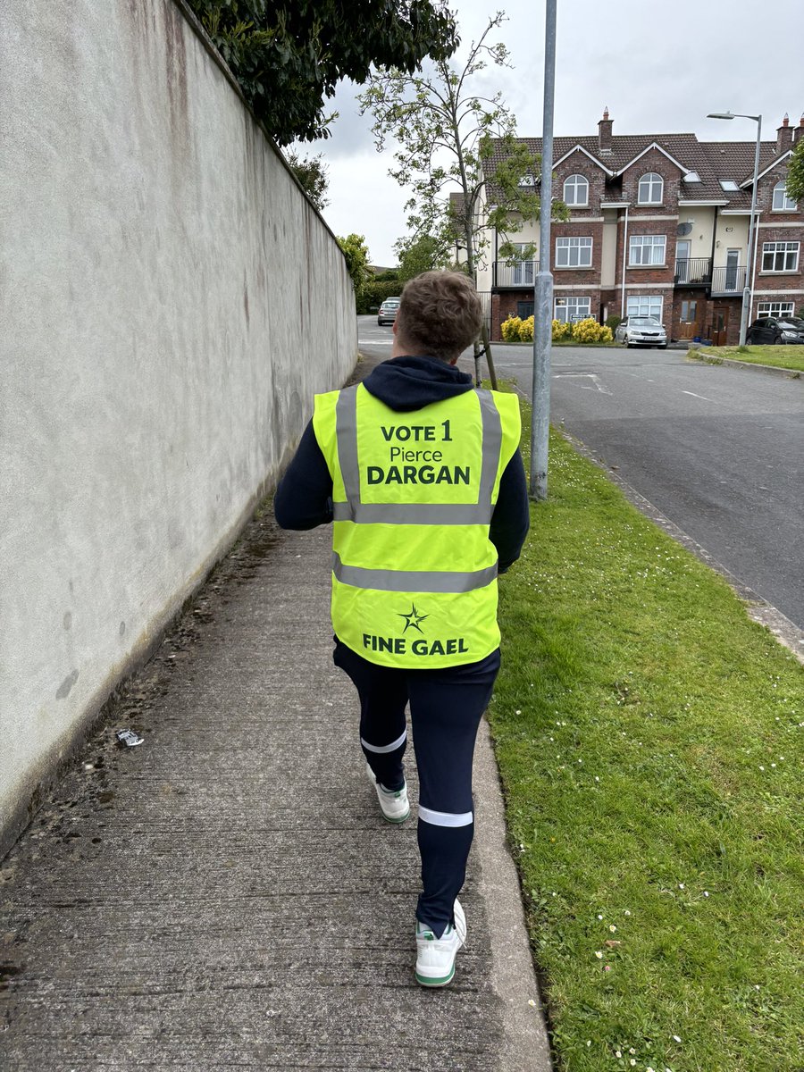 I really enjoyed engaging with residents of Wingfield and Cairnfort this evening on local issues from public transport to a number of traffic concerns. Thank you to @HealyJohn13 for joining me and his support! @nealerichmond @ReginaDo @FitzgeraldFrncs #Local #Dublin…