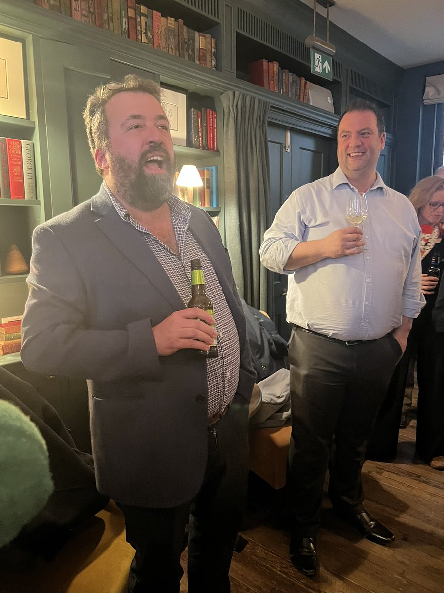 Brilliant idea by @Ed_Dorrell and @jonathansimons to bring together a bunch of edu policy people to hang out on the first transition-out-of-winter evening of the year 🎉🍾 (Also as an aside, really like how this pic looks like Ed is singing a song and Jon is quietly impressed)