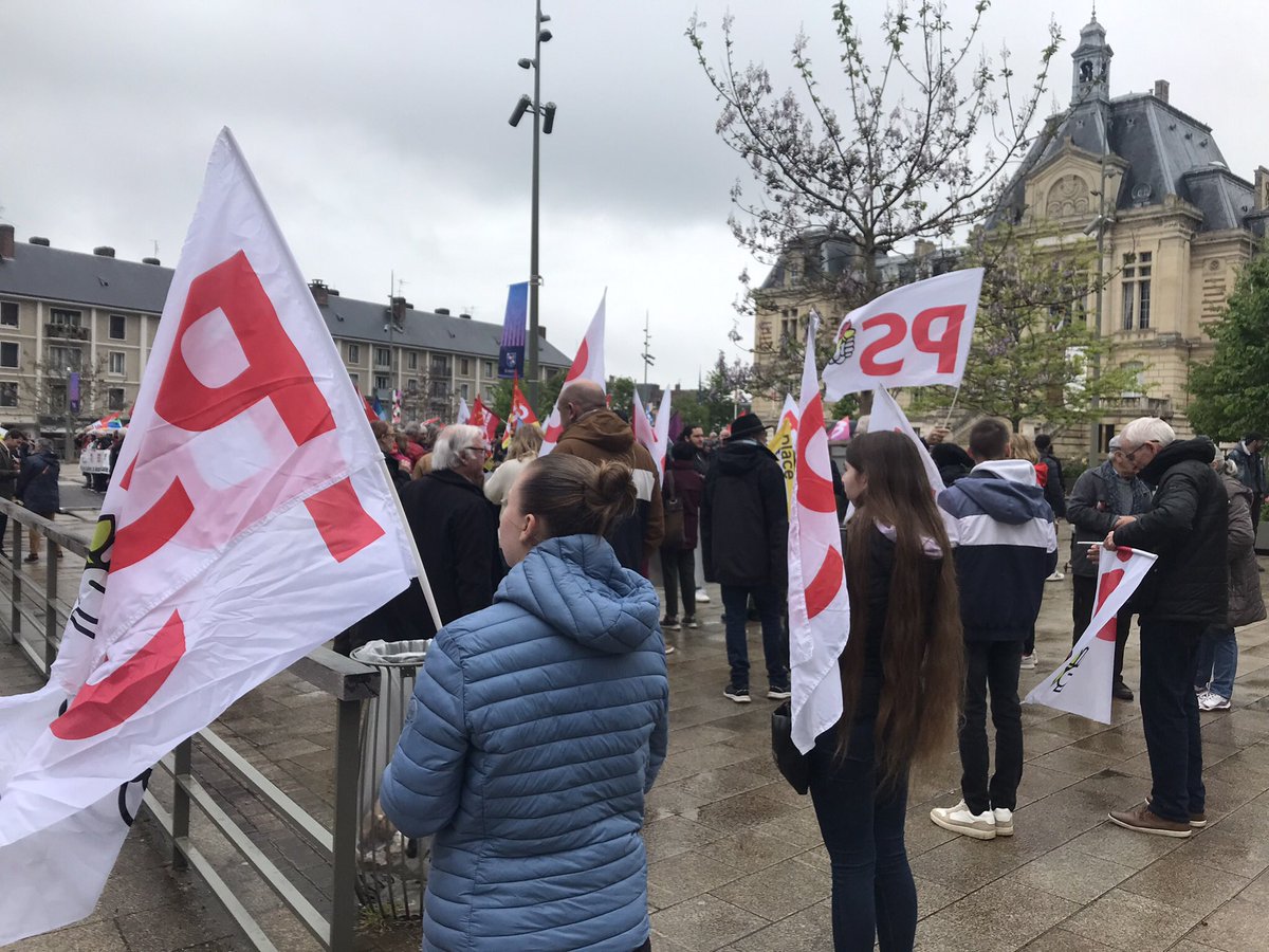 Manifestation Pacifiste #1erMai2024 à @evreux 
Derrière nos amis syndicalistes et travailleurs, nous étions nombreux avec nos camarades @Socialistes27  et amis @placepublique_ @ilonahuthwohl 
La section PS de #ValdeReuil était aussi présente à #Louviers avec @p_brun