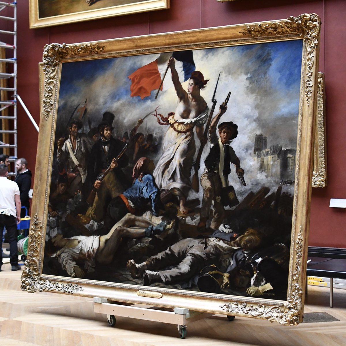 [Pause] « La Liberté guidant le peuple », le tableau monumental peint en 1830 par Eugène #Delacroix sera de nouveau visible dès ce 2 mai dans sa salle d’exposition, après six mois de restauration. 
Retrouver l'élan de la Liberté 🇫🇷... 
📷 Nicolas Bousser @MuseeLouvre #Patrimoine