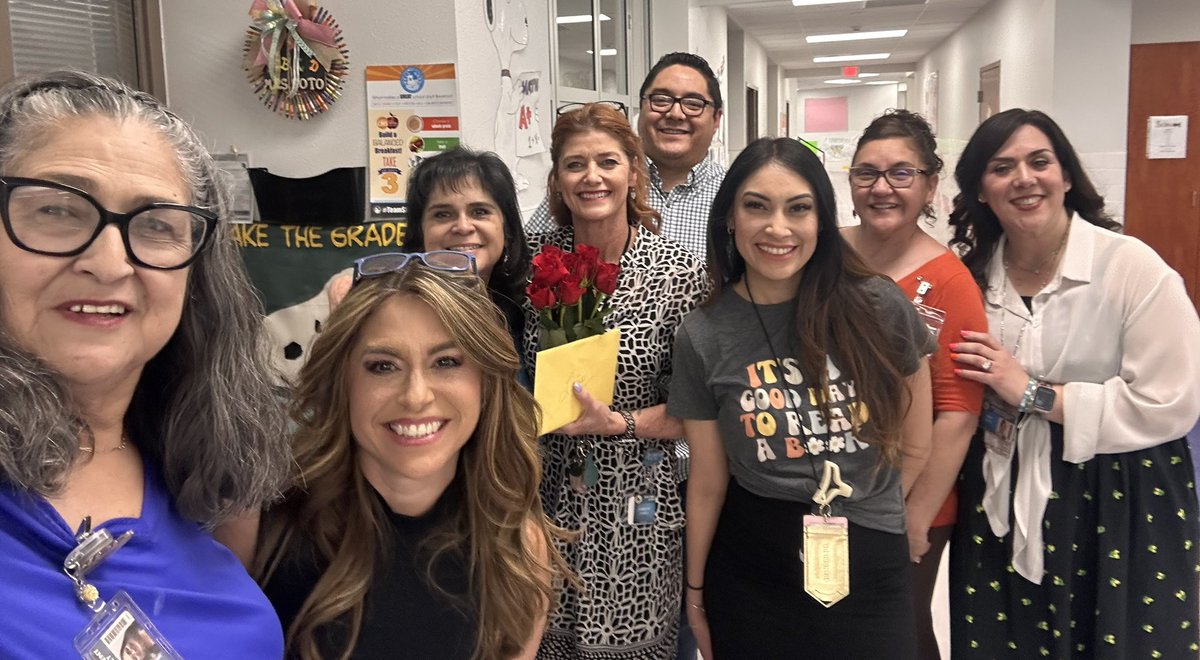 Celebrating @CTrails_ES Ms.Thomas for principals day! Thank you for always being awesome!! @VSoto_CTES @ejasso_CTES