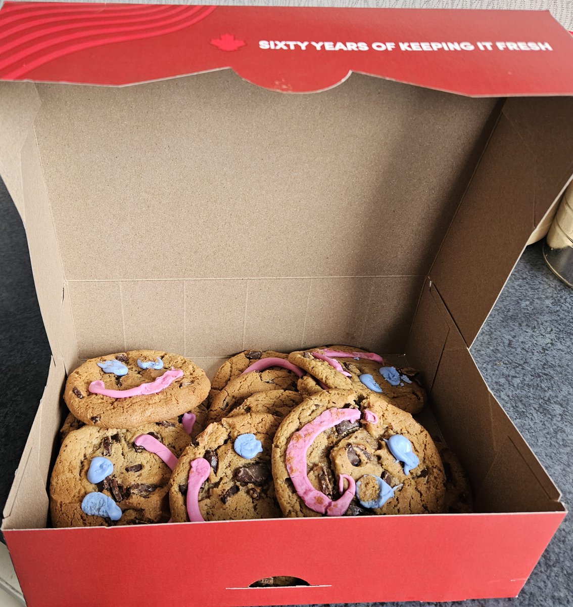 @PrinceAlbertSPC we got our #SmilesOn here at the Prince Albert Daily Herald with some delicious #SmileCookies from @TimHortons in Prince Albert!

#Smile #SmileCookies #TimHortons #PrinceAlbertSPCA #Donation #Support