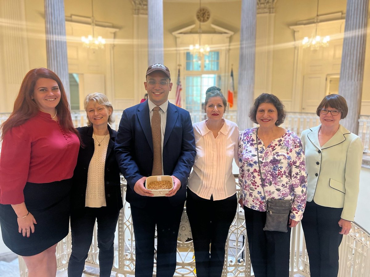 Wonderful hearing on Intro 736 by @CMShaunAbreu @ShaunAbreu today. We have a majority!!! With Alaina Gonzalez-White, @LindaMa13954648, Debra Thomas, and Debbie Mullins of @LinnaeanNY. Not pictured @MLeeNYCx & Lorial Crowder, 📷 The lovely Jalissa Quigley of CM Abreu's staff.