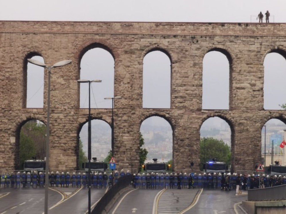 Önce Taksim yasaklanmıştı; şimdi İstanbul yasaklandı. 📍1 Mayıs’ta İstanbul’da olup biten ile ilgili odağını hiç kaçırmamamız gereken bir büyük gerçek var: 1 Mayıs 2024 günü, nasıl bir sistemin içinde “yaşatıldığımız” hatırlatıldı bize… 📍1 Mayıs 2024’te, İstanbul’da bir…