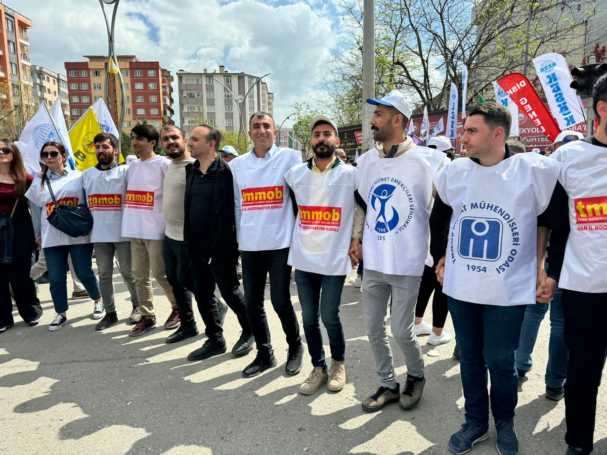 TMMOB Van İKK olarak eşitlik, özgürlük, emek, demokrasi, bağımsızlık  ve adalet mücadelesini yükseltenlere selam olsun! Yaşasın 1 Mayıs Emeğin Birlik Mücadele Günü! Yaşasın TMMOB!
#1MAYIS #Biji1Gulan