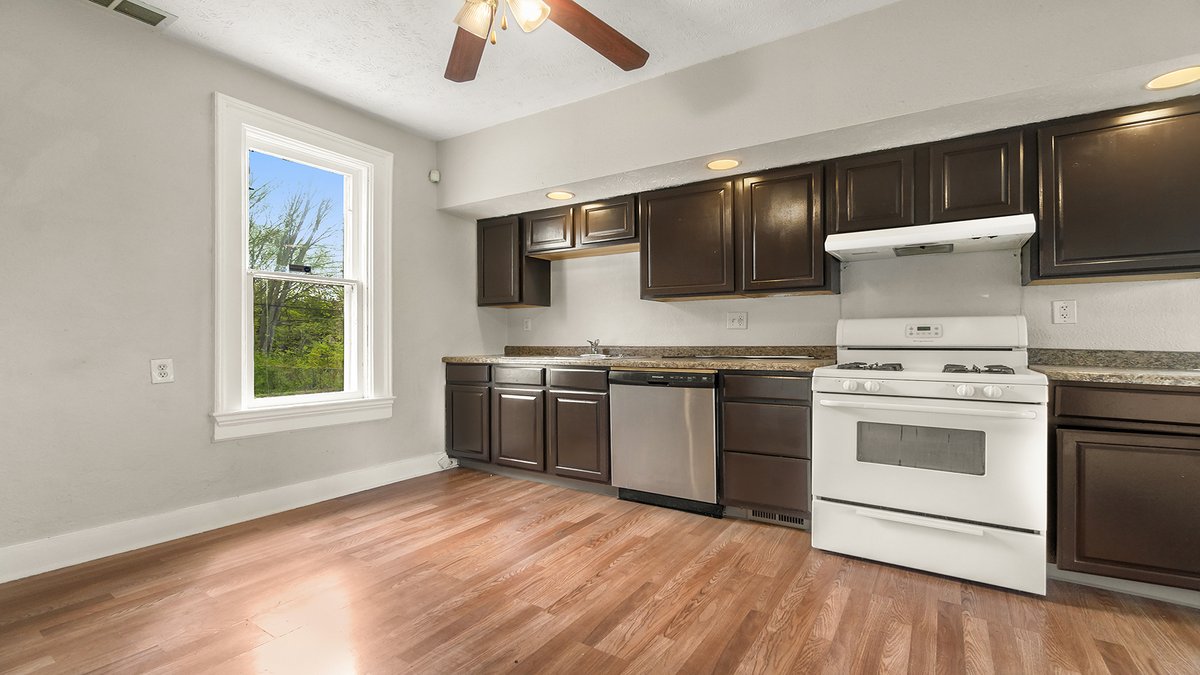 FidelBatresHom1's tweet photo. JUST LISTED📷1351 7th Ave | 4 bedrooms | 2 full baths | 2 story home | Full basement | Listed at $87,500 | Don't miss out on the opportunity to make this home yours- schedule a showing today!  Contact Fidel Batres: 815-677-8331 or visit https://t.co/KdI3ds7068 https://t.co/XJcmzJhvtp