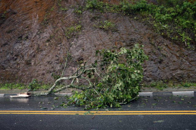 MeritInsuranceG's tweet photo. Distracted driving is dangerous driving. To help keep you safe on the road, these experts share 6 tips to help you avoid hazards. https://t.co/3jDqXKSmBp https://t.co/MEOzxaQdKn
