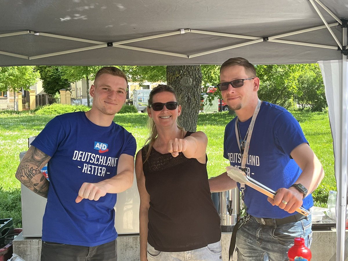 1. Mai in der Lutherstadt Wittenberg - Bürgerfest der AfD - bei schönstem Sonnenschein freuten sich die Gäste über Bratwürstchen, Soljanka, alle möglichen Getränke und hatten auch Gelegenheit mit unseren Kandidaten für die Kommunal - und Europawahl im
Juni persönlich zu reden.…