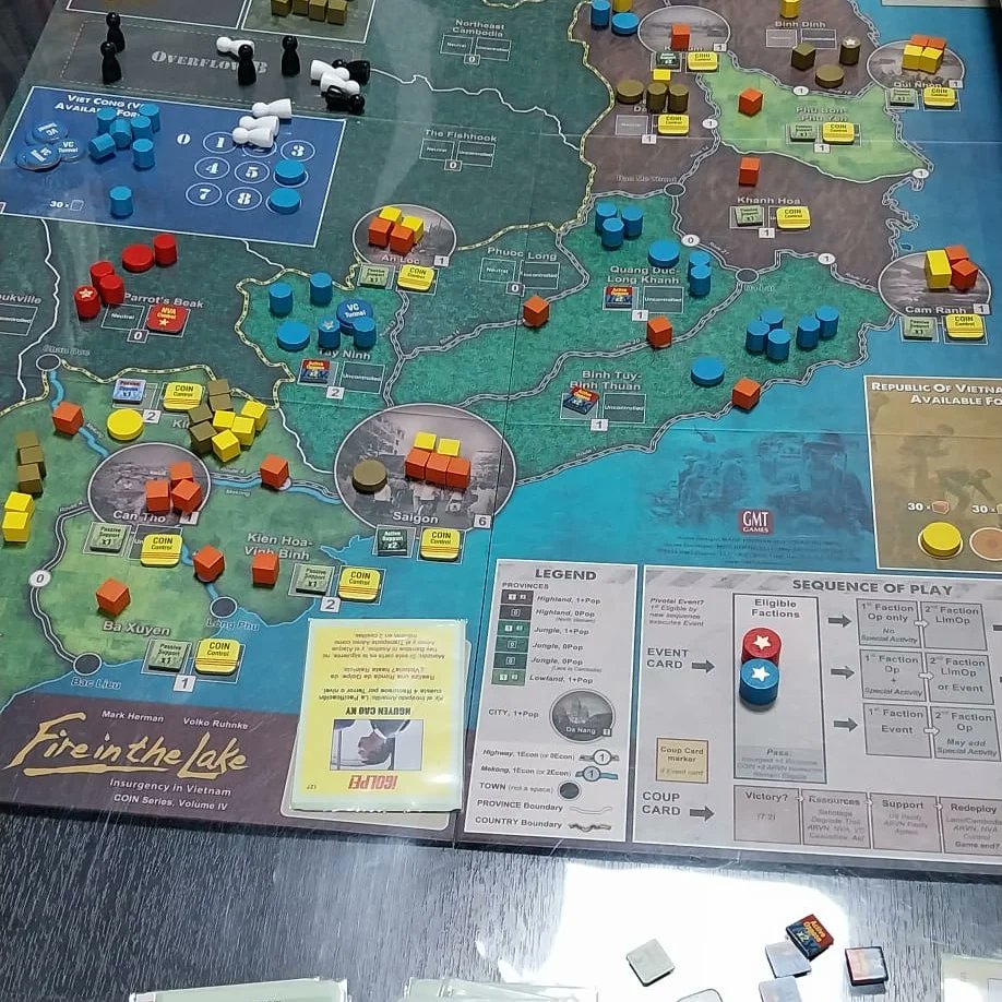 ClubDreadnought's tweet photo. Hemos empezado esta semana a jugar a dos COINs, la serie de GMT centrada en conflictos con varios contendientes muy diferentes, en este caso una al Fire in the Lake y otra al Liberty or Death. 😏

#Clubdreadnought #gmtgames #libertyordeath #fireinthelake #vietnam #usrevolution https://t.co/4zMGhmoR9T