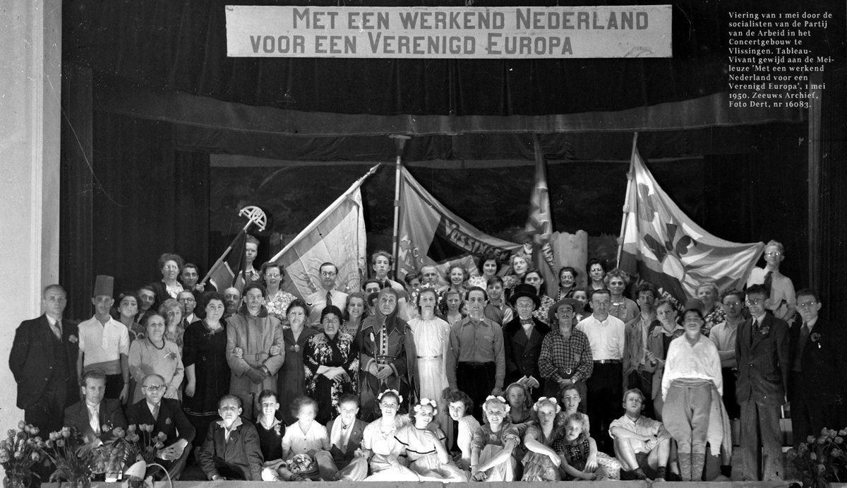 1 mei: de #DagVanDeArbeid. In 1950 vierden de socialisten van de Partij van de Arbeid deze dag in het Concertgebouw in #Vlissingen. Fotograaf Dert was erbij en fotografeerde het tableau-Vivant gewijd aan de Mei-leuze 'Met een werkend Nederland voor een Verenigd Europa'.