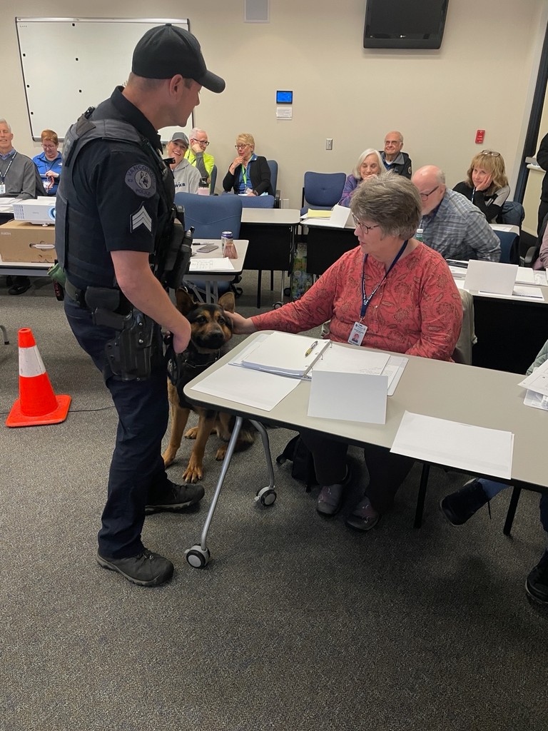 K-9 Tex was the ultimate crowd-pleaser at last week's Neighbors on Watch volunteer training. 😂🐶 Current volunteer academy participants have two more weeks of training and then they'll graduate! 🎓️

#vanpoliceusa