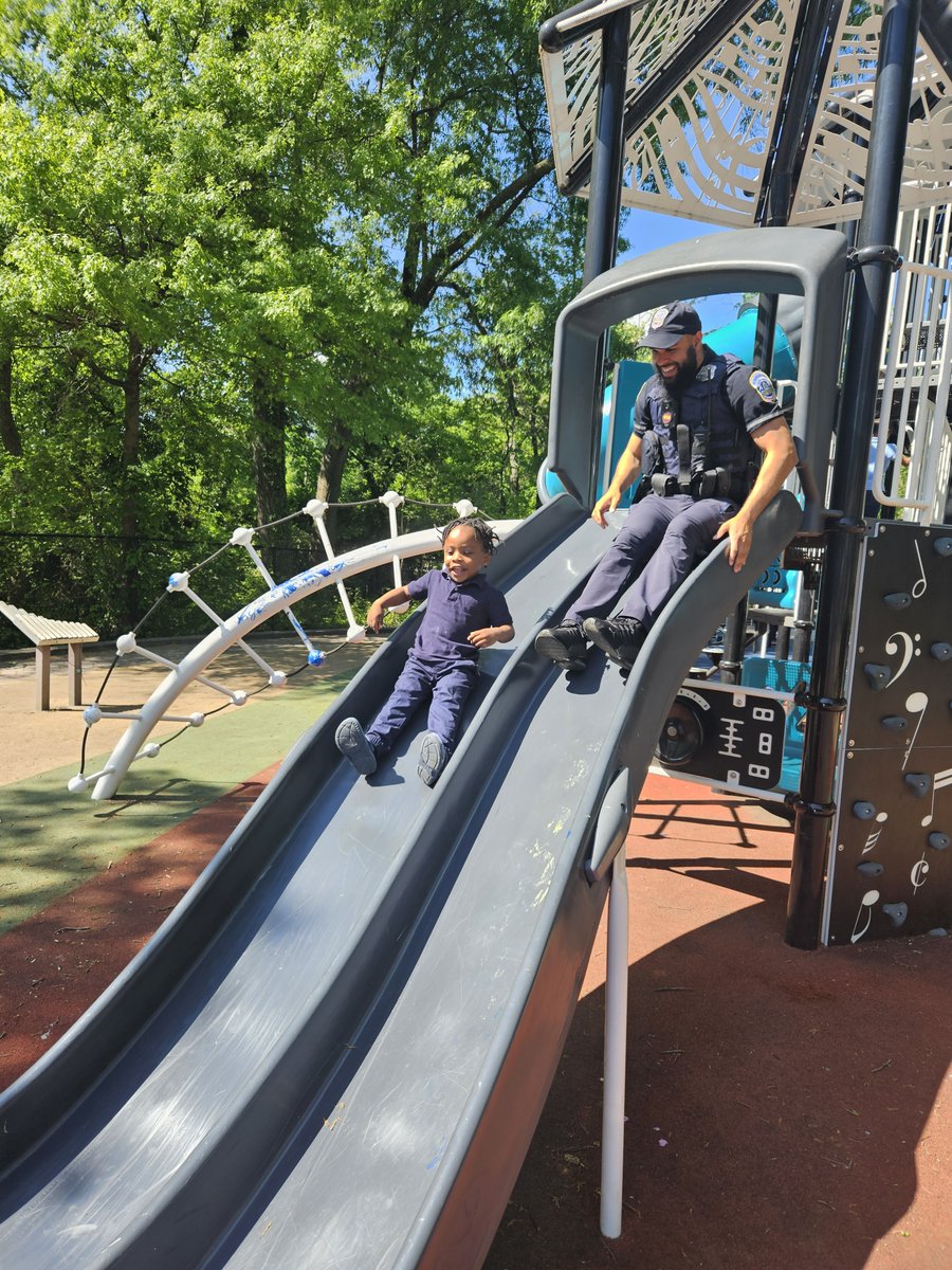 Fun in the sun! ☀️🛝The Sixth District Team visited Discovery Learning Academy Daycare Center to have a little fun on the playground while sharing the importance of stranger danger. #DCPoliceCares❤️🚔