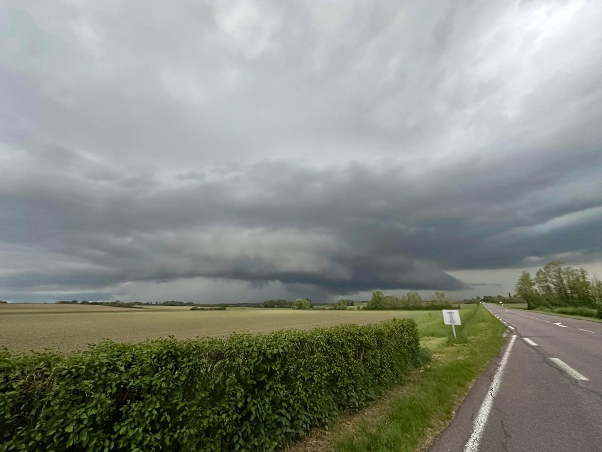 🔚⚡️ L’épisode orageux touche à sa fin dans l’#Yonne. Au plus fort, jusqu’à trois supercellules ont circulé simultanément dans notre département ce mercredi soir. La première d’entre elles, photographiée dans le Chablisien par M. Hercend. #orages