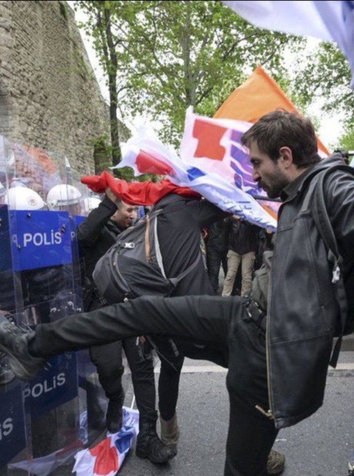 Bumu lan işçi.? 
İşçi kılığına girmiş terörist..!