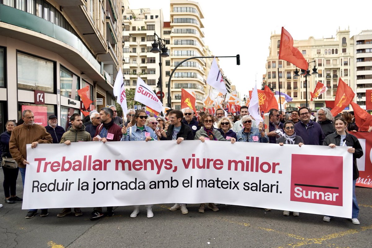 Eixim als carrers a #València per a reivindicar que hem de continuar ampliant els drets dels treballadors i treballadores. Reduir la jornada laboral amb el mateix salari. Treballar menys per a viure millor 🩷 #1DeMayo