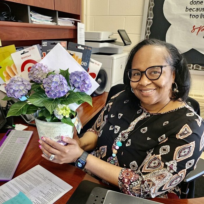 Happy #PrincipalsDay to our very own Principal Barnett! 🎉 Thank you for being such a wonderful role model and leader for our students & staff. We appreciate you 💜