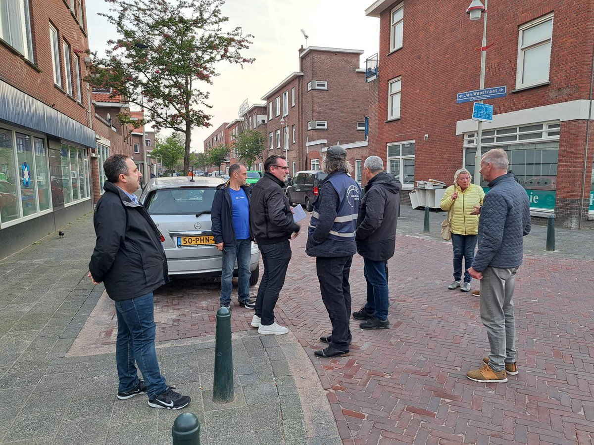 Partijleider @RicharddeMos liep met het Buurt Interventie Team en Hart voor Den Haag vrijwilligers door #Spoorwijk en uiteraard kreeg ie een berg huiswerk mee. #Ombudspolitiek
