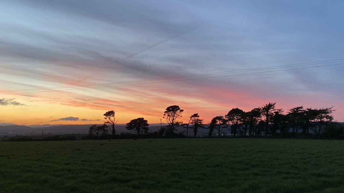 What a cracker of a #sunset & the blackbirds are making sweet sweet music ❤️ #spurhill #country ⁦@sryanbruenphoto⁩ ⁦@MyCorkWalks⁩ ⁦@corkbeo⁩