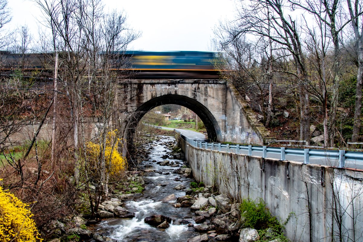 Train in motion
#photography, #366photodgraphy2024, #potd2024, #photoaday, #everydayphotographer, #photooftheday, #pad2024-122, #factorybrook, #longexposure, #keystonearchbridge, #motionblur, #train, #bridge, #inmotion, #blur