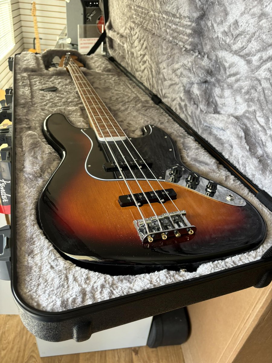 Meet the newest member of my musical family! 😊 . . .

#fenderbass #electricbass #bluegrass #bluegrass #bassplayer #guitaristist #bassguitarist #bassguitar