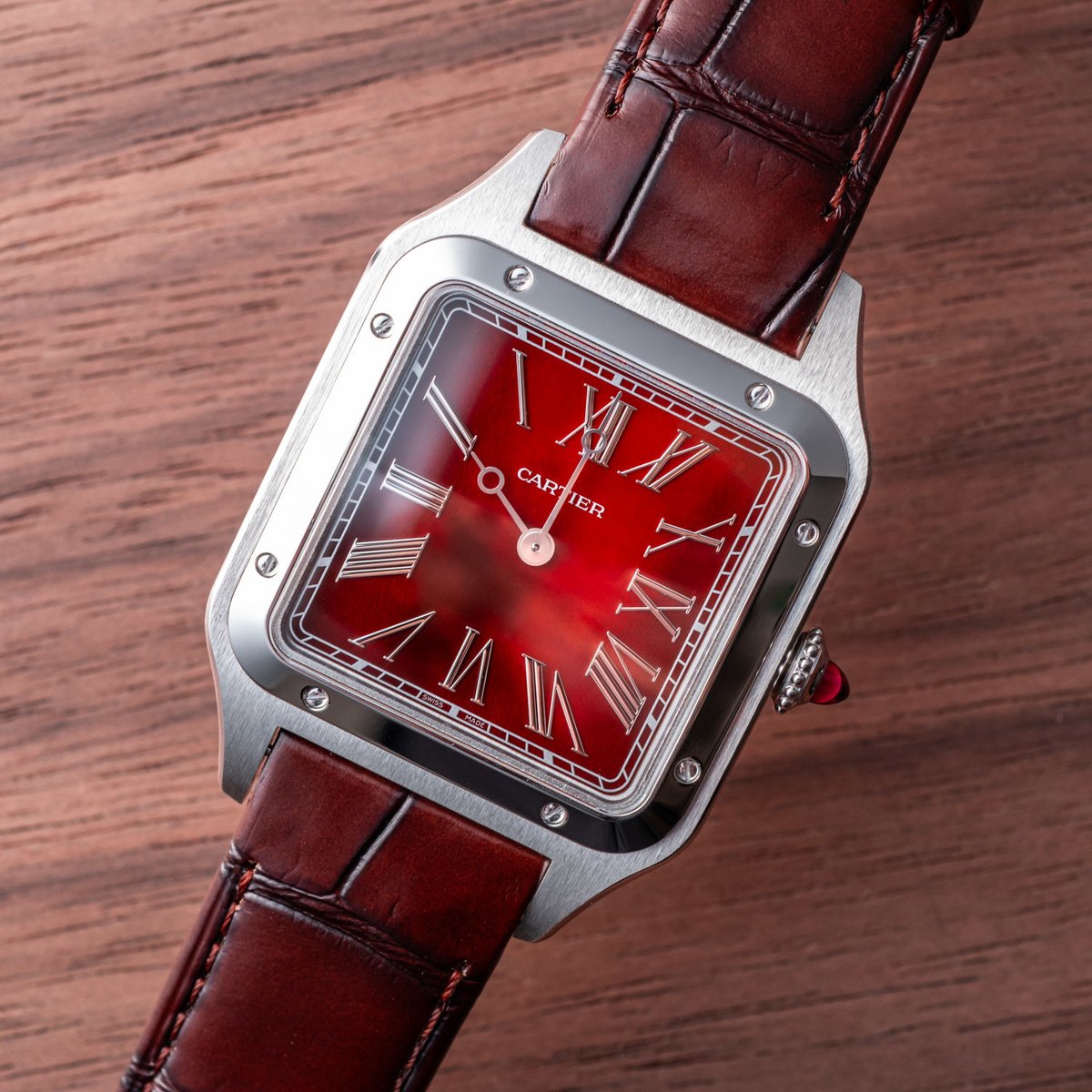 Presented as a universally disorienting timepiece in a world where clockwise is the Way Things Are Done, the new Cartier Santos-Dumont Rewind is a platinum and carnelian clad lesson in How Things Can Be. Read our hands-on debut, live now! watchtime.com/featured/flip-…