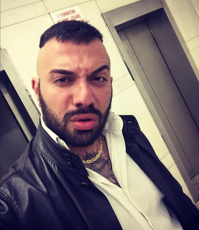 Lapresielapagai's tweet photo. Tutti Italy perché influenzati da film o pubblicità, poi l'italiano medio è così https://t.co/jhLs9lPonh
