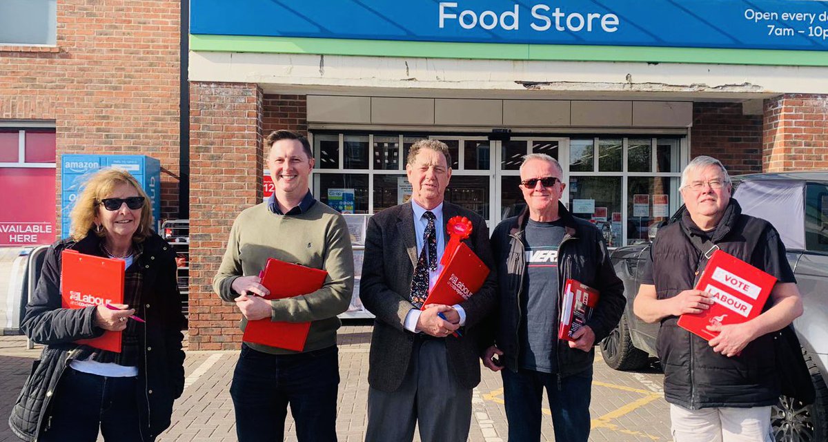 Out in a super sunny Crowle tonight with @UKLabour Candidate for the Humberside Police and Crime Commissioner, Simon O’Rourke. #VoteLabour - and remember your ID!