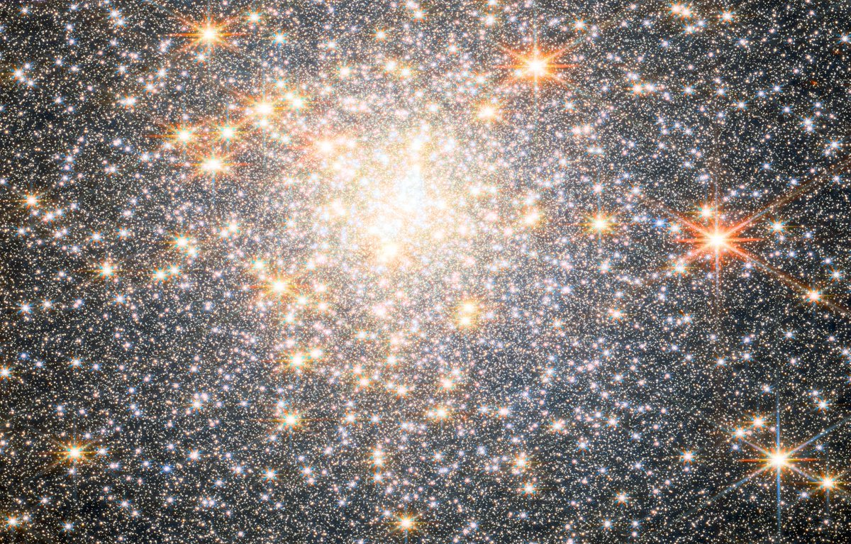 A #Cluster of #stars!

#NGC6440, a globular cluster that resides roughly 28 000 #lightyears from #Earth in the #constellation #Sagittarius

#cosmology #astro #telescope #earth #astronomia #sky #nature #astronaut #solarsystem #art #science #planets #astrophoto  #nebula #hubble
