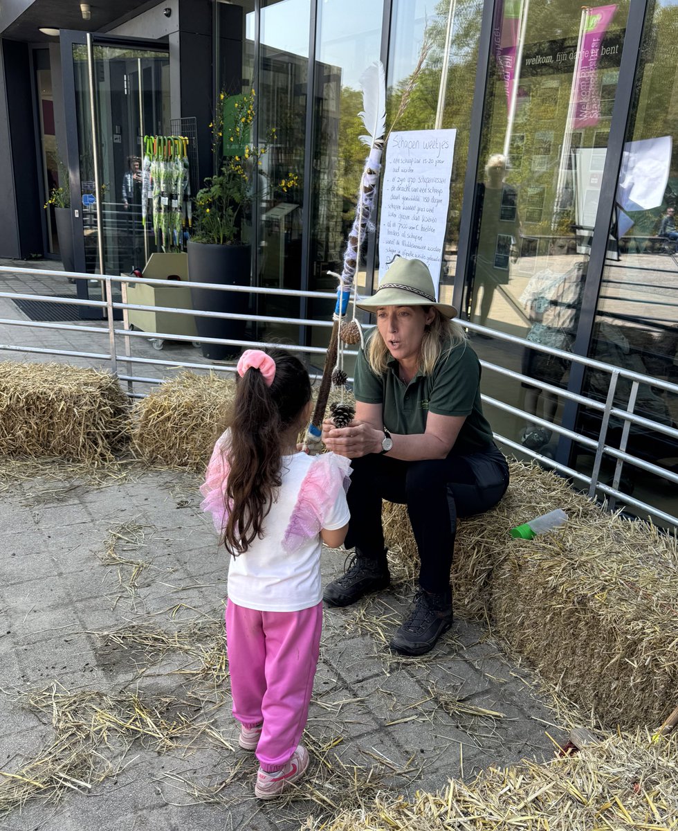 Top dag bij Buitencentrum Schoorlse Duinen! 🍀☀️@puurherder was er met de
lammetjes. Alle vragen werden beantwoordt. Bij de vrijwilligers knutselden de kinderen een herdersstok en met schaapjes van gips maakten ze een gezellig duinlandschap. 🐏🐑 #schoorlseduinen #educatie