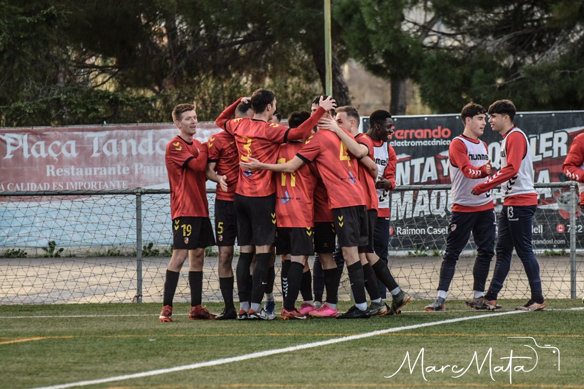 El primer equip del @RipolletCF està lluitant per l'ascens. L'equip torna a estar més a prop del seu retorn, 7 anys després de l'anterior fita històrica, a 1a Catalana. Dissabte es veurà les cares, a #Ripollet, amb el 4rt classificat: el @cftorello. #periodisme #futbolcat