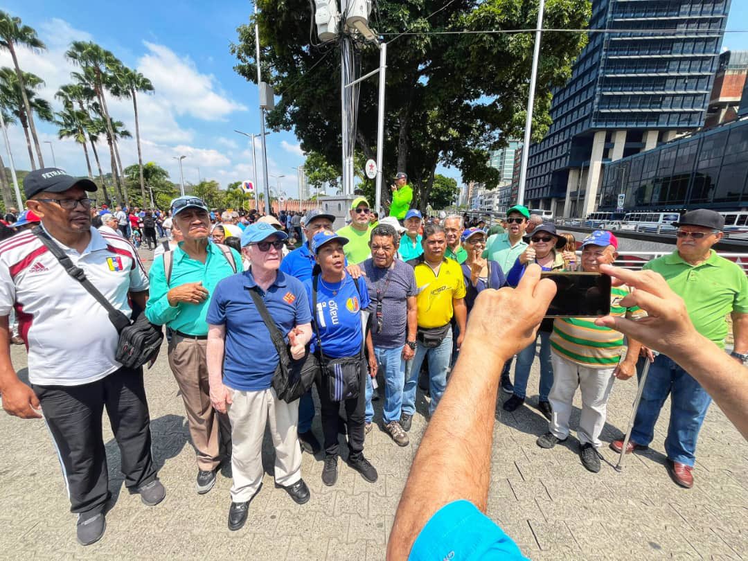 Hoy acompañamos a los trabajadores en su protesta por salarios dignos. El #28J todos vamos a votar para cambiar la dolorosa realidad de los trabajadores venezolanos. ¡El cambio va!👏🏻 ¡Unidad y Voto con Venezuela! 🇻🇪 #1DeMayo #DíaDelTrabajador #ConVZLA
