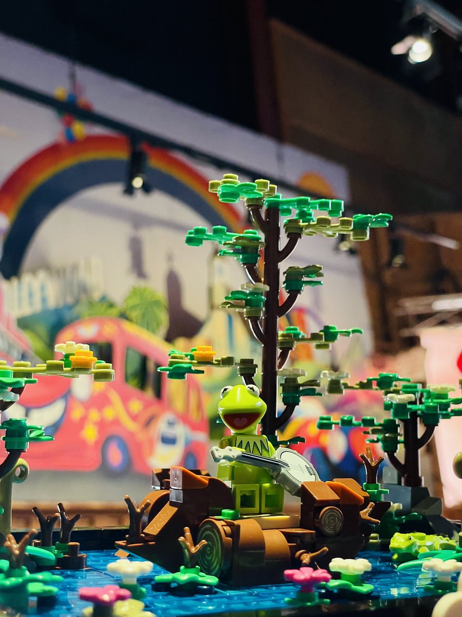 possibly no better place to get a picture of a LEGO rainbow connection diorama than the muppet movie finale movie set 🥹🥹🥹